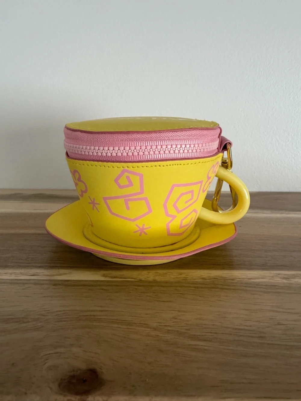 Disney Parks Alice in Wonderland Mad Tea Party Teacup Zip Coin Purse Bag Charm - Picture 1 of 10